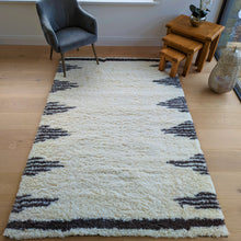 Load image into Gallery viewer, Ivory Tribal Soft Shaggy Rugs - Alaska